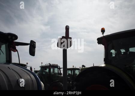 Brüssel, Belgien. August 2023. Die Abbildung zeigt Traktoren während eines Protestes gegen ein neues Industriewerk von Ineos in Antwerpen, Freitag, den 18. August 2023. Die kollektive 'Farmers Defence Force' (FDF) ist heute mit rund tausend Unterstützern auf dem Weg nach Antwerpen. Aus der Region Brecht und aus der Region Kempen kommen Unterstützer zu einem Protest im Park Spoor Oost. Sie entschieden sich speziell für Antwerpen, weil sie behaupten, N-VA würde den roten Teppich für Ineos' neue Fabrik hier ausrollen. BELGA PHOTO KRISTOF VAN ACCOM Credit: Belga News Agency/Alamy Live News Stockfoto