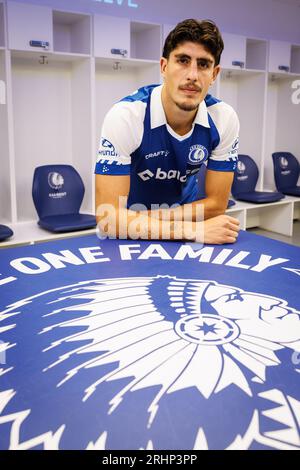 Gent, Belgien. August 2023. Gents neuer Spieler Omri Gandelman posiert, nachdem er am Freitag, den 18. August 2023, einen Vertrag mit der belgischen Fußballmannschaft KAA Gent unterzeichnet hat. BELGA PHOTO KURT DESPLENTER Credit: Belga News Agency/Alamy Live News Stockfoto