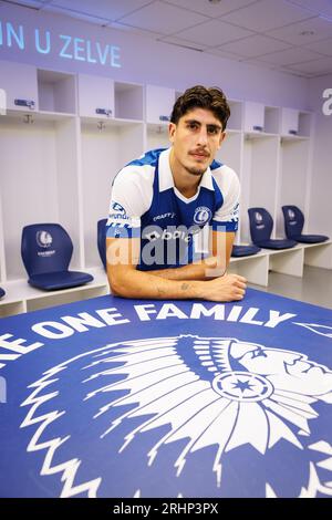 Gent, Belgien. August 2023. Gents neuer Spieler Omri Gandelman posiert, nachdem er am Freitag, den 18. August 2023, einen Vertrag mit der belgischen Fußballmannschaft KAA Gent unterzeichnet hat. BELGA PHOTO KURT DESPLENTER Credit: Belga News Agency/Alamy Live News Stockfoto