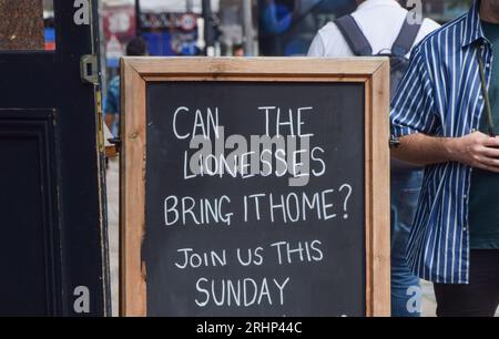 London, Großbritannien. August 2023. Ein Schild in einem Pub im Zentrum Londons kündigt an, dass es am Sonntag, den 20. August, früh für das Finale der FIFA-Frauen-Weltmeisterschaft in Australien eröffnet wird, wobei England gegen Spanien spielt. Quelle: Vuk Valcic/Alamy Live News Stockfoto