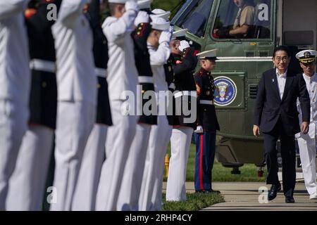 Frederick County, Vereinigte Staaten. August 2023. Der japanische Premierminister Fumio Kishida trifft am 18. August 2023 zu einem Trilateralen Gipfel in Camp David im Frederick County in Maryland ein. (Foto: Nathan Howard/Pool/ABACAPRESS.COM) Credit: Abaca Press/Alamy Live News Stockfoto