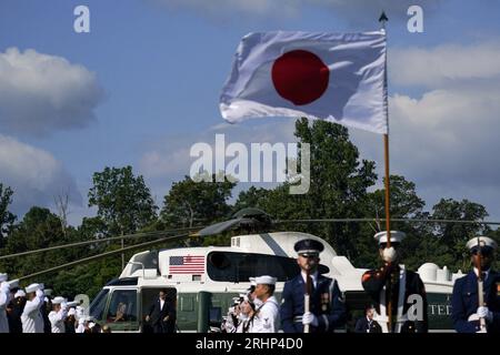 Frederick County, Vereinigte Staaten. August 2023. Der japanische Premierminister Fumio Kishida trifft am 18. August 2023 zu einem Trilateralen Gipfel in Camp David im Frederick County in Maryland ein. (Foto: Nathan Howard/Pool/ABACAPRESS.COM) Credit: Abaca Press/Alamy Live News Stockfoto