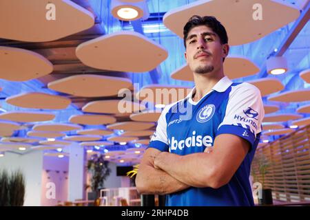 Gent, Belgien. August 2023. Gents neuer Spieler Omri Gandelman posiert, nachdem er am Freitag, den 18. August 2023, einen Vertrag mit der belgischen Fußballmannschaft KAA Gent unterzeichnet hat. BELGA PHOTO KURT DESPLENTER Credit: Belga News Agency/Alamy Live News Stockfoto