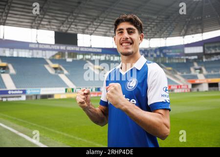 Gent, Belgien. August 2023. Gents neuer Spieler Omri Gandelman posiert, nachdem er am Freitag, den 18. August 2023, einen Vertrag mit der belgischen Fußballmannschaft KAA Gent unterzeichnet hat. BELGA PHOTO KURT DESPLENTER Credit: Belga News Agency/Alamy Live News Stockfoto