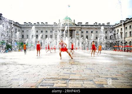 Tänzerinnen des Shobana Jeyasingh Dance üben Kontrapunkt in den Springbrunnen im Somerset House vor den Aufführungen dieses Wochenendes im Rahmen des Inside Out Festivals des Westminster City Council. Eine Gruppe von 22 mächtigen Frauen tanzen ein Duett mit den berühmten Springbrunnen des Somerset House in Kontrapunkt. entstanden vom Shobana Jeyasingh Dance und inspiriert von der atemberaubenden neoklassizistischen Architektur des Innenhofs. Datum: 19. Bis 20. August - drei Vorstellungen pro Tag, 10 Minuten lang, Startzeiten sind auf der Website des Somerset House aufgeführt. Stockfoto