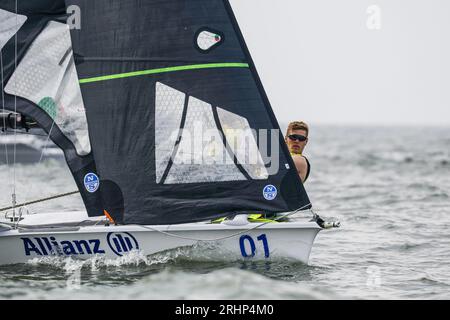 SCHEVENINGEN - 18.08.2023, Bart Lambriex und Floris van de Werken am achten Tag der Segelweltmeisterschaften in Aktion. ANP SEM VAN DER WAL: ANP/Alamy Live News Stockfoto