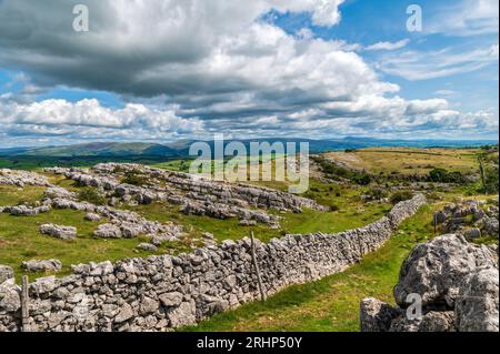 Kalksteinpflaster auf Farleton fielen über Burton-in-Kendale, Cumbria Stockfoto