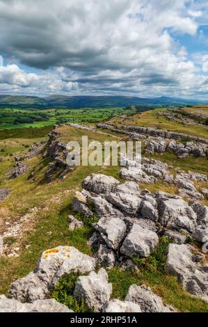 Kalksteinpflaster auf Farleton fielen über Burton-in-Kendale, Cumbria Stockfoto