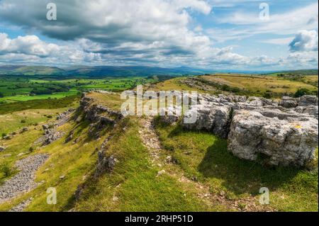 Kalksteinpflaster auf Farleton fielen über Burton-in-Kendale, Cumbria Stockfoto