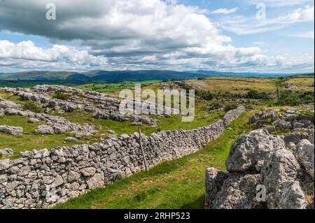 Kalksteinpflaster auf Farleton fielen über Burton-in-Kendale, Cumbria Stockfoto