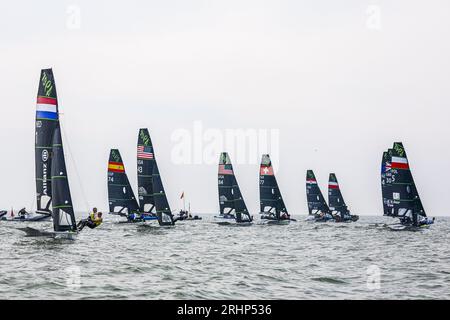 SCHEVENINGEN - 18.08.2023, Bart Lambriex und Floris van de Werken am achten Tag der Segelweltmeisterschaften in Aktion. ANP SEM VAN DER WAL: ANP/Alamy Live News Stockfoto