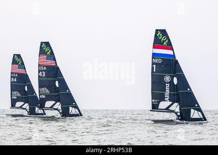 SCHEVENINGEN - 18.08.2023, Bart Lambriex und Floris van de Werken am achten Tag der Segelweltmeisterschaften in Aktion. ANP SEM VAN DER WAL: ANP/Alamy Live News Stockfoto