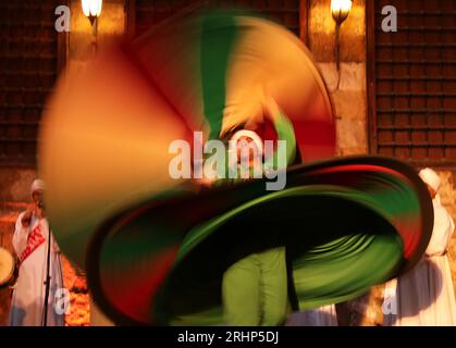 (230818) -- PEKING, 18. August 2023 (Xinhua) -- Eine Tänzerin spielt Sufi-Tanz in Kairo, Ägypten, 15. Juli 2023. Chongqing, eine Stadt am Yangtze-Fluss, wird von den Chinesen wegen ihrer hohen Temperatur im Sommer als „Herd“ bezeichnet; Kairo, das sich am Ufer des Nils befindet, ist seit langem ein heißer Ort am Rande der Wüste. Beide Städte haben die Nachtwirtschaft energisch gefördert. Hongyadong in Chongqing ist ein altes Stadttor, das in ein riesiges hängendes Gebäude mit Restaurants und anderen Unterhaltungsmöglichkeiten verwandelt wurde. Khan el-Khalili in Kairo, dem jahrhundertealten Marktplatz Stockfoto