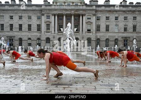 Tänzerinnen des Shobana Jeyasingh Dance üben Kontrapunkt in den Springbrunnen im Somerset House vor den Aufführungen dieses Wochenendes im Rahmen des Inside Out Festivals des Westminster City Council. Eine Gruppe von 22 mächtigen Frauen tanzen ein Duett mit den berühmten Springbrunnen des Somerset House in Kontrapunkt. entstanden vom Shobana Jeyasingh Dance und inspiriert von der atemberaubenden neoklassizistischen Architektur des Innenhofs. Datum: 19. Bis 20. August - drei Vorstellungen pro Tag, 10 Minuten lang, Startzeiten sind auf der Website des Somerset House aufgeführt. Stockfoto