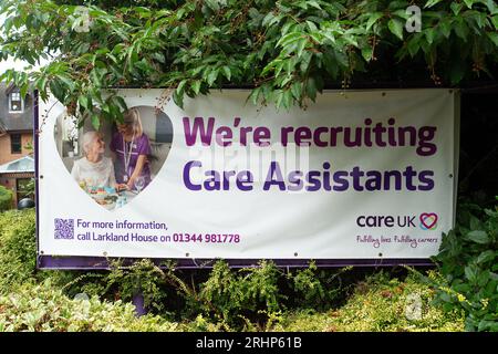 Ascot, Berkshire, Vereinigtes Königreich. August 2023. A Wir rekrutieren Pflegekräfte vor einem Care UK Pflegeheim in Ascot, Berkshire. Kredit: Maureen McLean/Alamy Stockfoto