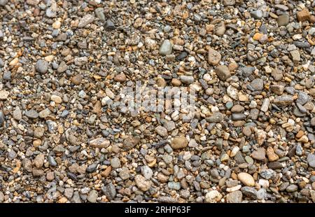 Sandsteinstruktur aus braunem Granulat. Abstrakter Hintergrund. Baumaterial. Vollbild. Stockfoto