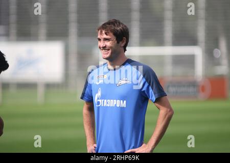 Sankt Petersburg, Russland. August 2023. Mario Fernandes (6), ein Fußballspieler des Zenit Football Club bei einem medialen Training in Sankt Petersburg, bevor es zum Spiel der 5. Runde der russischen Premier League, Spartak Moskau - Zenit Sankt Petersburg, kam. Quelle: SOPA Images Limited/Alamy Live News Stockfoto