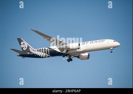 26.07.2023, Singapur, Republik Singapur, Asien - Air New Zealand Boeing 787-9 Dreamliner Passagierflugzeuge nähern sich Changi Airport zur Landung. Stockfoto