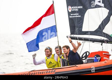 SCHEVENINGEN – Bart Lambriex und Floris van de Werken feiern ihren Weltmeistertitel am achten Tag der Segelweltmeisterschaften. ANP SEM VAN DER WAL: ANP/Alamy Live News Stockfoto