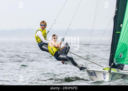 SCHEVENINGEN – Bart Lambriex und Floris van de Werken am achten Tag der Segelweltmeisterschaften in Aktion. ANP SEM VAN DER WAL: ANP/Alamy Live News Stockfoto