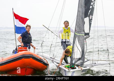 SCHEVENINGEN – Bart Lambriex und Floris van de Werken am achten Tag der Segelweltmeisterschaften in Aktion. ANP SEM VAN DER WAL: ANP/Alamy Live News Stockfoto