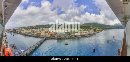 Panoramaaussicht vom Kreuzfahrtschiff in die Stadt Roseau auf der Insel Dominica Stockfoto