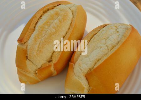 Leckeres französisches Brot mit goldener Kruste und weicher Innenausstattung. Stockfoto