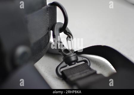 Schwarzer Hosenträger oder Gürtel, elegantes und hochwertiges Accessoire, das Ihren Stil abrundet. Konzept für Rucksäcke oder Militärzubehör. Stockfoto