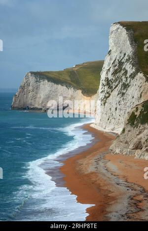 Eine Kreidezunge und ein Strand an der Dorset-Küste im Süden Englands, zwischen Swyre Head und Durdle Door im Osten. Fledermauskopf. Hochwertige Fotos Stockfoto