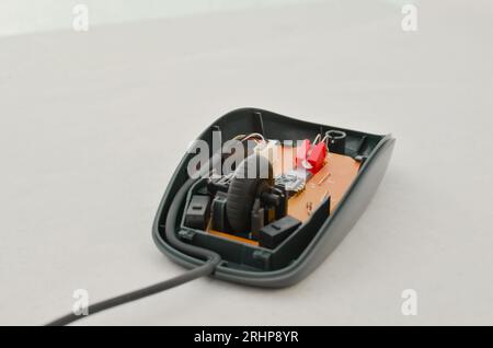 Offene Computermaus mit freiliegender elektronischer Schaltung für Wartung, Symbol der Technologie und moderner Computertechnik. Perfekt für Technologiekonzepte, Digit Stockfoto