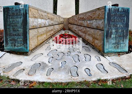 Detail der Gedenkstätte auf dem Pariser Friedhof Père Lachaise für die Opfer des Konzentrationslagers Bergen-Belsen während des Zweiten Weltkriegs.