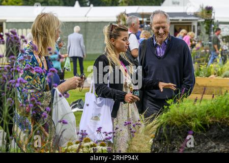 Besucher sehen und unterhalten sich über das Design von Gartenbettpfannen, Teilnahme am Wettbewerb - RHS Tatton Park Flower Show 2023 Showground, Cheshire, England, UK. Stockfoto