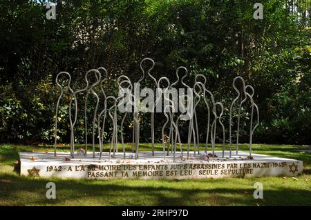 Eine Gedenkstätte auf dem Pariser Friedhof Père Lachaise für jüdische Kinder, die während des Zweiten Weltkriegs von den Nazis getötet wurden. Stockfoto