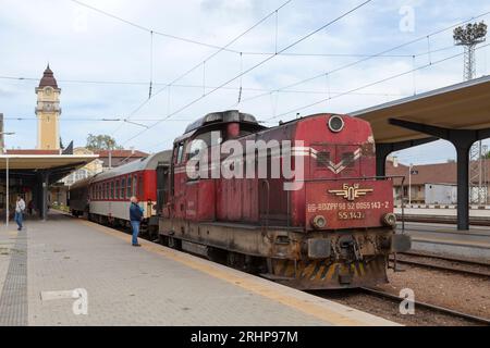 Burgas, Bulgarien - 13. Mai 2019: Lokomotive der Baureihe 55 der Bulgarischen Staatsbahnen am Zentralbahnhof Burgas. Stockfoto