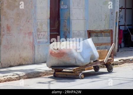 Havanna, Kuba - 27. Juli 2023: Rustikaler hausgemachter Wagen in einer Stadtstraße. Oben befindet sich ein abgeschnittener Kunststofftank Stockfoto