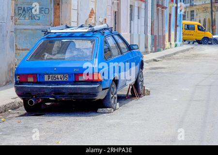 Havanna, Kuba - 27. Juli 2023: Altes gebrochenes russisches Auto oder Fahrzeug auf der Straße. Stockfoto