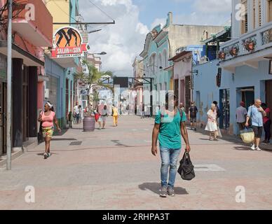 Havanna, Kuba - 27. Juli 2023: Kubanische Menschen in ihrem täglichen Leben auf einer Straße. Stockfoto