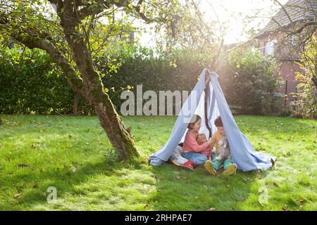 Kinder im selbstgemachten Zelt Stockfoto