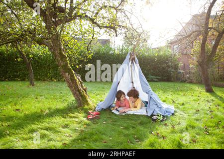 Kinder im selbstgemachten Zelt Stockfoto