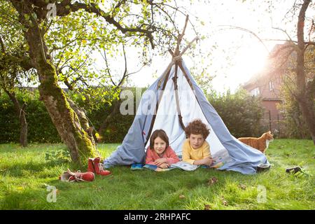 Kinder im selbstgemachten Zelt Stockfoto