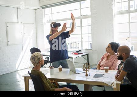 Mann mit VR-Brille Stockfoto