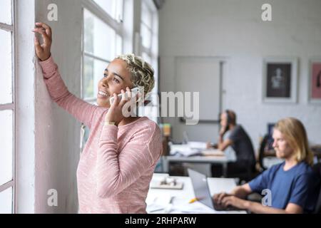 Frtelefoniert mit Smartphone Stockfoto