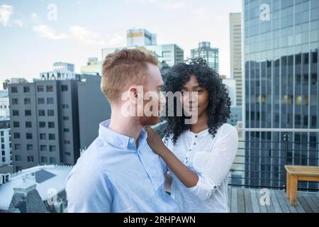 Pärchen vor der Kulisse der Großstadt Stockfoto