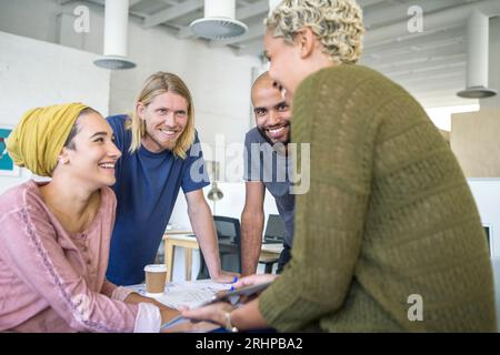 Jugendliche im Büro, Treffen, Teamarbeit, Präsentation Stockfoto