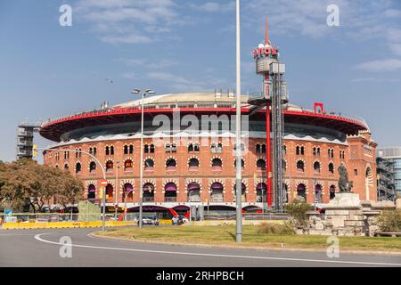 Barcelona, Spanien - 11. FEBRUAR 2022: Las Arenas de Barcelona ist ein kommerzieller Einkaufskomplex am Placa d'Espanya. Ehemalige Stierkampfarena, Aufklärung Stockfoto