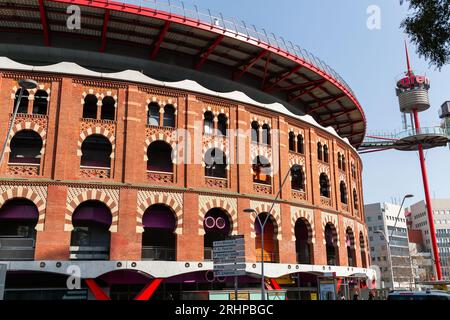 Barcelona, Spanien - 11. FEBRUAR 2022: Las Arenas de Barcelona ist ein kommerzieller Einkaufskomplex am Placa d'Espanya. Ehemalige Stierkampfarena, Aufklärung Stockfoto