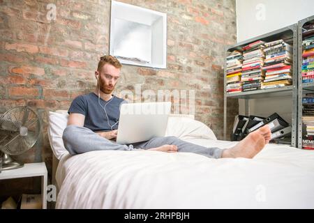 Junger Mann mit laptop Stockfoto