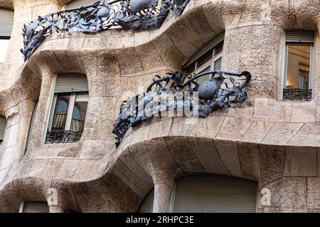 Barcelona, Spanien - 11. FEBRUAR 2022: Casa Mila oder La Pedrera ist ein Modernista-Gebäude in Barcelona. Die letzte private Residenz, entworfen von Antoni Gaudí, Stockfoto