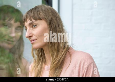 Frau am Fenster Stockfoto