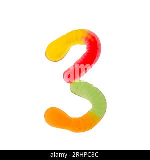 Nummer 3 aus Gummiwürmern und isoliert auf reinweißem Hintergrund. Das Konzept der Lebensmittelnummerierung. Eine Reihe von Süßspeisen-Schriftarten lässt sich leicht stapeln Stockfoto